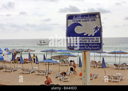 Signe d'alerte aux tsunamis et d'évacuation phuket Banque D'Images