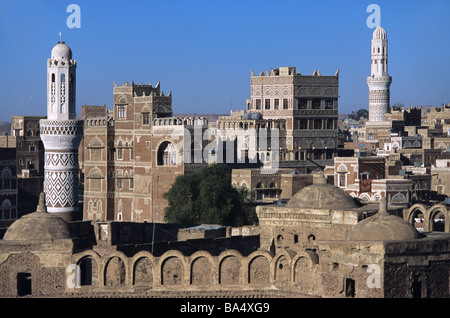 Vue sur la tour de brique de boue Adobe Maisons & mosquées de la vieille ville de Sana, San'a ou Sanaa, Yémen Banque D'Images