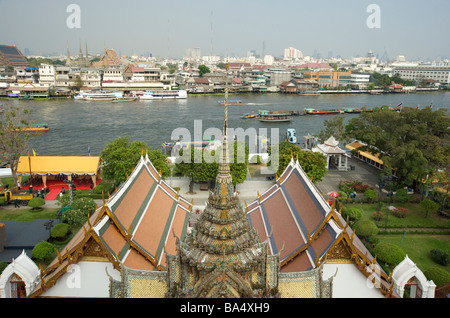Une vue sur la rivière Chao Phraya la vie de Wat Arun Bangkok Banque D'Images