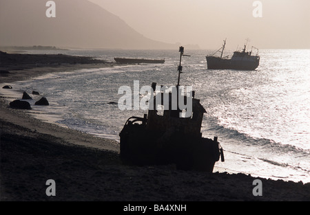 Les épaves de navires échoués ou sur la côte nord de l'île de Socotra Socotra Yémen, ou Banque D'Images