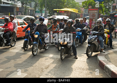 Bangkok cyclomoteurs attendre au feu sur Silom Road Bangkok Thaïlande Banque D'Images