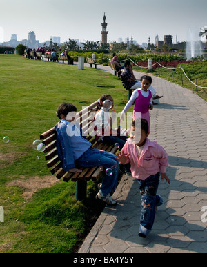 Les enfants faire des bulles, Parc al-Azhar, Le Caire, Egypte Banque D'Images