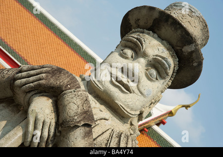 Vue inclinée d'une immense statue en pierre d'un européen dans le domaine de Wat Pho Bangkok Thaïlande Banque D'Images