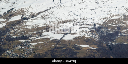 Vue panoramique sur le village alpin de Valezan Aime ci-dessus sur la neige en hiver, vallée de la Tarentaise Banque D'Images