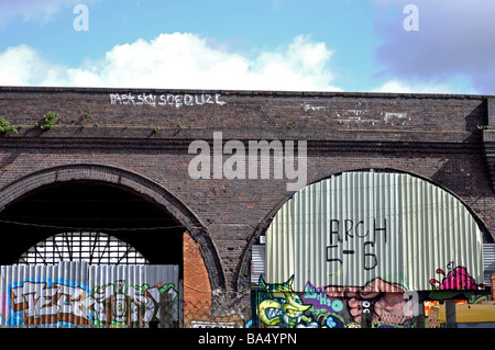 Arches de chemin de fer par la Custard Factory, Digbeth, Birmingham, UK Banque D'Images