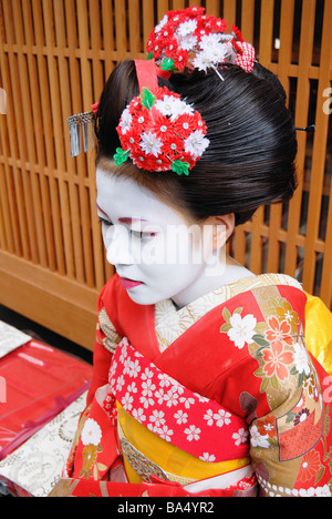 Geisha en kimono traditionnel et le port de Maquillage Banque D'Images