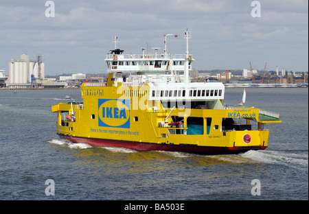 Société IKEA annonce sur le côté d'un navire à l'approche du port de Southampton le navire est un ferry roro appelé Red Osprey Banque D'Images