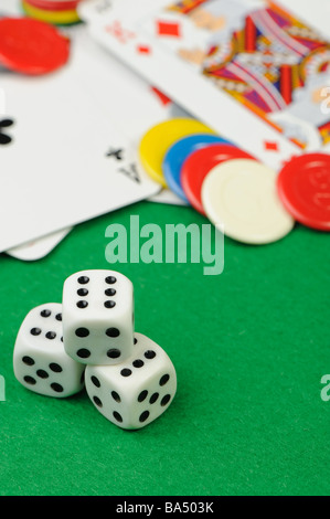 Jeu de dés et de cartes à jouer cartes à jouer et les cubes sur un fond vert Banque D'Images