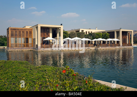 Café au bord du lac, du parc al-Azhar, Le Caire, Egypte Banque D'Images