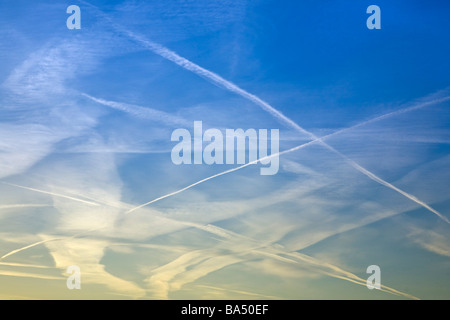 Chemtrails, traînées de vapeur d'eau dans le ciel bleu Banque D'Images