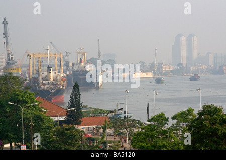 L'activité sur la rivière Saigon sur ciel voilé jour polluée à Ho Chi Minh City Vietnam Banque D'Images