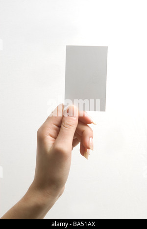 Hand holding a blank business card sur un fond blanc. Banque D'Images