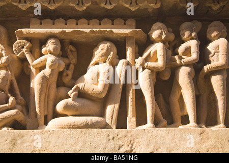 Sculptures en relief de danseur hôtesse homme assis Lakshmana Temple AD 950 Site du patrimoine mondial de l'Khajuraho Madhya Pradesh dans Banque D'Images