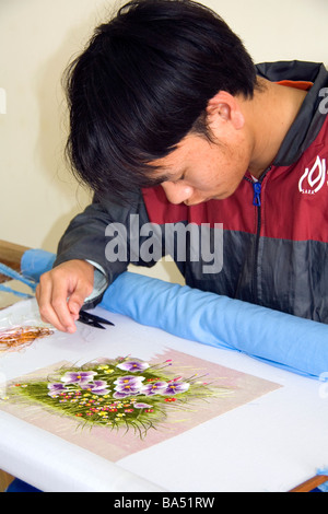 Les jeunes Vietnamiens défavorisés d'apprendre la broderie à une école professionnelle nommé Kids First Vietnam Dong Ha Vietman Banque D'Images