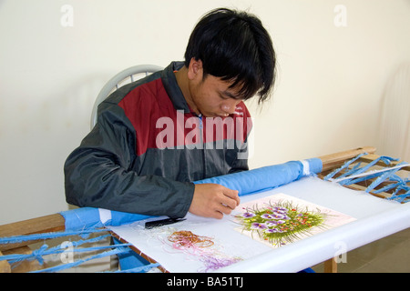 Les jeunes Vietnamiens défavorisés d'apprendre la broderie à une école professionnelle nommé Kids First Vietnam Dong Ha Vietman Banque D'Images