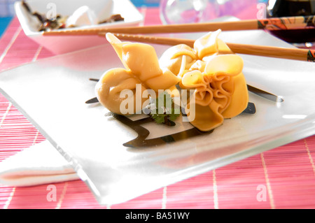 Boulettes de remplissage de légumes émincés Wontons Banque D'Images