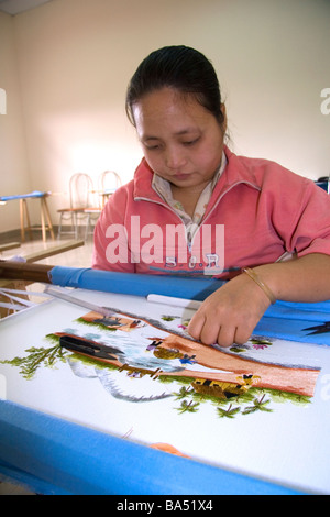 Les jeunes Vietnamiens défavorisés d'apprendre la broderie à une école professionnelle nommé Kids First Vietnam Dong Ha Vietman Banque D'Images
