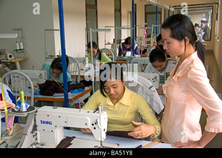 Les jeunes Vietnamiens défavorisés apprennent à utiliser une machine à coudre dans une école de formation professionnelle du nom de Kids First Vietnam Vietnam Dong Ha Banque D'Images