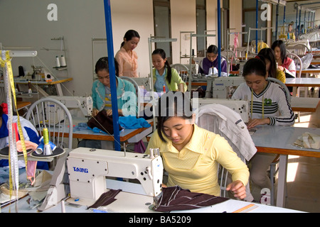 Les jeunes Vietnamiens défavorisés apprennent à utiliser une machine à coudre dans une école de formation professionnelle du nom de Kids First Vietnam Vietnam Dong Ha Banque D'Images