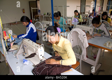 Les jeunes Vietnamiens défavorisés apprennent à utiliser une machine à coudre dans une école de formation professionnelle du nom de Kids First Vietnam Vietnam Dong Ha Banque D'Images