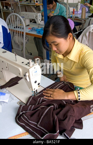 Les jeunes Vietnamiens défavorisés apprennent à utiliser une machine à coudre dans une école de formation professionnelle du nom de Kids First Vietnam Vietnam Dong Ha Banque D'Images