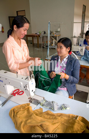 Les jeunes Vietnamiens défavorisés apprennent à utiliser une machine à coudre dans une école de formation professionnelle du nom de Kids First Vietnam Vietnam Dong Ha Banque D'Images