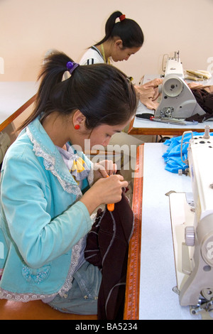 Les jeunes Vietnamiens défavorisés apprennent à utiliser une machine à coudre dans une école de formation professionnelle du nom de Kids First Vietnam Vietnam Dong Ha Banque D'Images