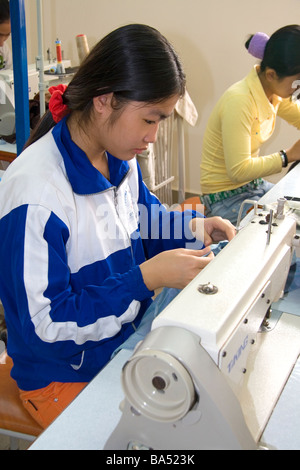 Les jeunes Vietnamiens défavorisés apprennent à utiliser une machine à coudre dans une école de formation professionnelle du nom de Kids First Vietnam Vietnam Dong Ha Banque D'Images