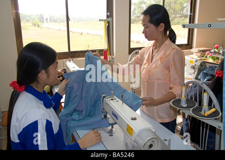 Les jeunes Vietnamiens défavorisés apprennent à utiliser une machine à coudre dans une école de formation professionnelle du nom de Kids First Vietnam Vietnam Dong Ha Banque D'Images