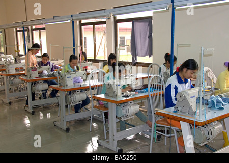 Les jeunes Vietnamiens défavorisés apprennent à utiliser une machine à coudre dans une école de formation professionnelle du nom de Kids First Vietnam Vietnam Dong Ha Banque D'Images
