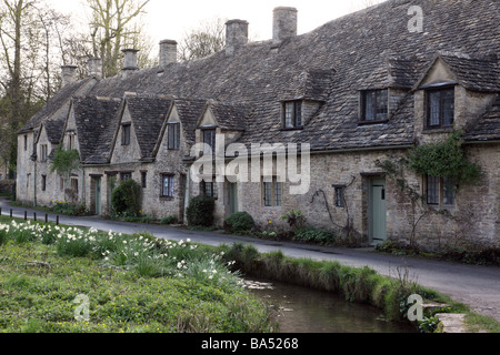 Chalets en terrasse à Arlington Row, Bibury, Cotswolds, Gloucestershire au printemps de l'Angleterre, Royaume-Uni Banque D'Images