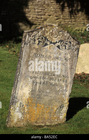 Gros plan sur un gravitation en pierre décorative dans le cimetière de l'église St Marys, Bibury, Gloucestershire, Royaume-Uni Banque D'Images