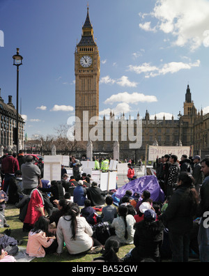 Groupe de manifestants tamouls démontrant par les combats au Sri Lanka, en dehors de la place du Parlement, Londres, Angleterre, Royaume-Uni. Banque D'Images