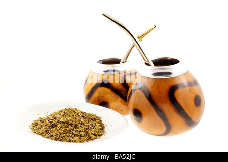 Couple de tasses mate et un sur la plaque avec un fond blanc mate Banque D'Images