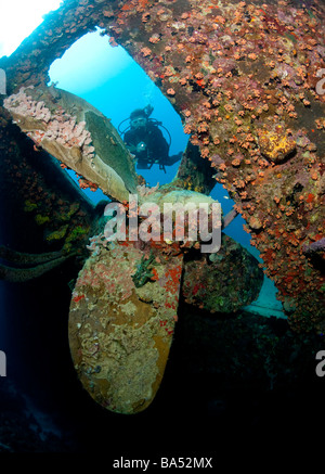 Scuba Diver affiché près de l'hélice de l'épave de Hilma Hooker, Bonaire, Antilles néerlandaises Banque D'Images