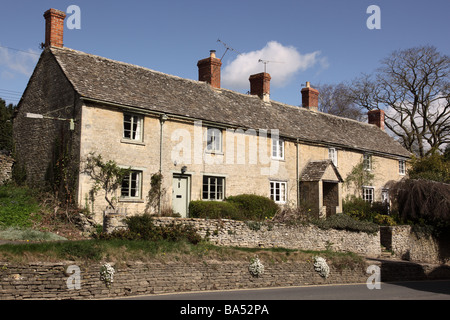 Rangée mitoyenne de maisons en pierre de Cotswold à Bibury, Gloucestershire, Royaume-Uni Banque D'Images