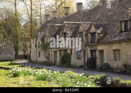 Chalets en terrasse à Arlington Row, Bibury, Cotswolds, Gloucestershire au printemps de l'Angleterre, Royaume-Uni Banque D'Images