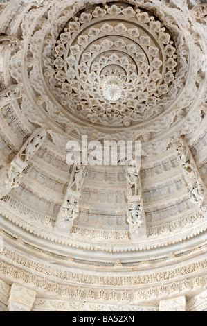 Gravé de façon complexe des colonnes dans le temple jaïn Adinatha à Ranakpur dans le Rajasthan en Inde Banque D'Images