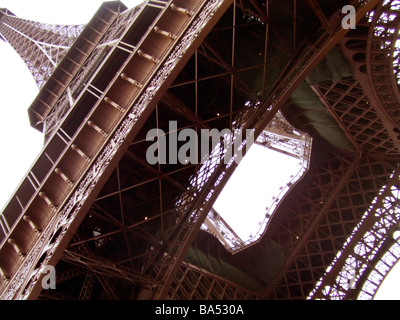 Une vue sur la Tour Eiffel à partir de ci-dessous Banque D'Images