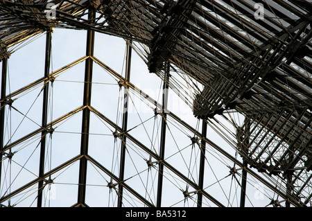 Jusqu'à l'intermédiaire de la pyramide du Louvre de l'intérieur à Paris France Banque D'Images