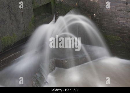 Vitesse d'obturation lente blocage frein de blocage des fuites de l'eau splash white Banque D'Images