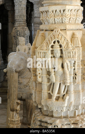 Gravé de façon complexe des colonnes dans le temple jaïn Adinatha à Ranakpur dans le Rajasthan en Inde Banque D'Images