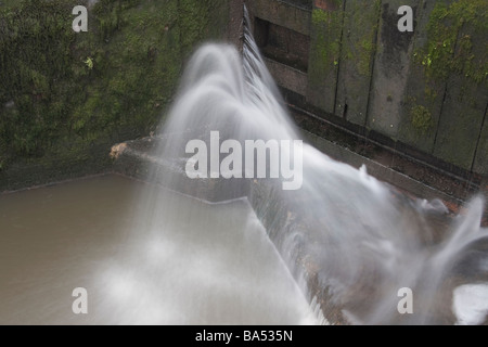 Vitesse d'obturation lente de l'eau de fuite en bois blanc splash Banque D'Images