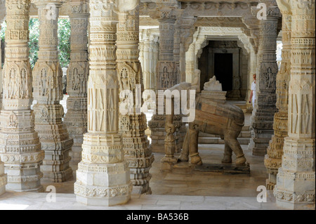 Gravé de façon complexe des colonnes dans le temple jaïn Adinatha à Ranakpur dans le Rajasthan en Inde Banque D'Images