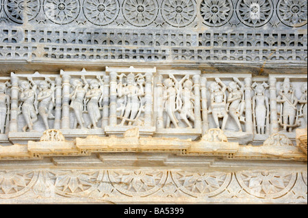 Gravé de façon complexe des colonnes dans le temple jaïn Adinatha à Ranakpur dans le Rajasthan en Inde Banque D'Images