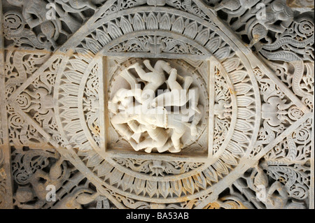 Gravé de façon complexe des colonnes dans le temple jaïn Adinatha à Ranakpur dans le Rajasthan en Inde Banque D'Images