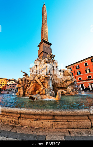 Tôt le matin voir de Fontana del Quattro Flumi Piazza Navona à Rome Banque D'Images