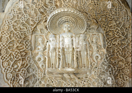 Gravé de façon complexe des colonnes dans le temple jaïn Adinatha à Ranakpur dans le Rajasthan en Inde Banque D'Images