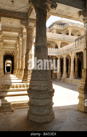 Gravé de façon complexe des colonnes dans le temple jaïn Adinatha à Ranakpur dans le Rajasthan en Inde Banque D'Images