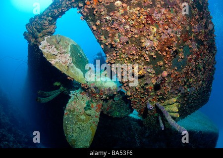 Scuba Diver affiché près de l'hélice de l'épave de Hilma Hooker, Bonaire, Antilles néerlandaises Banque D'Images